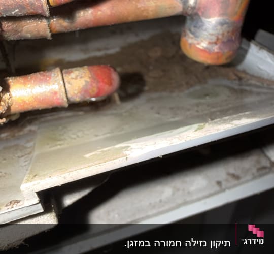 צינורות מתכת עם חלודה ולכלוך